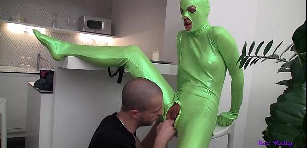  Scopa la fidanzata che indossa un costume molto fetish in latex verde